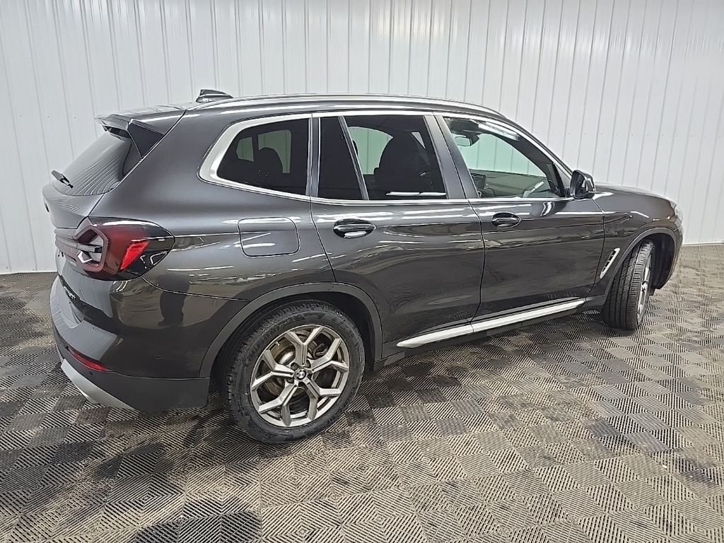 Used 2024 Gray BMW xDrive30i image 3
