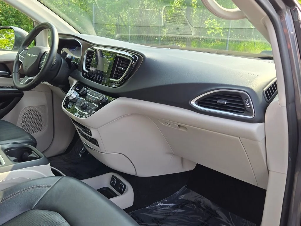 Used 2018 Gray Chrysler Touring L Plus image 7