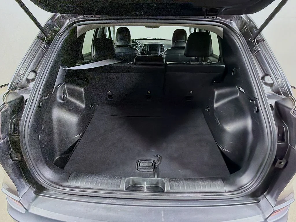 Used 2019 Gray Jeep Latitude Plus image 22