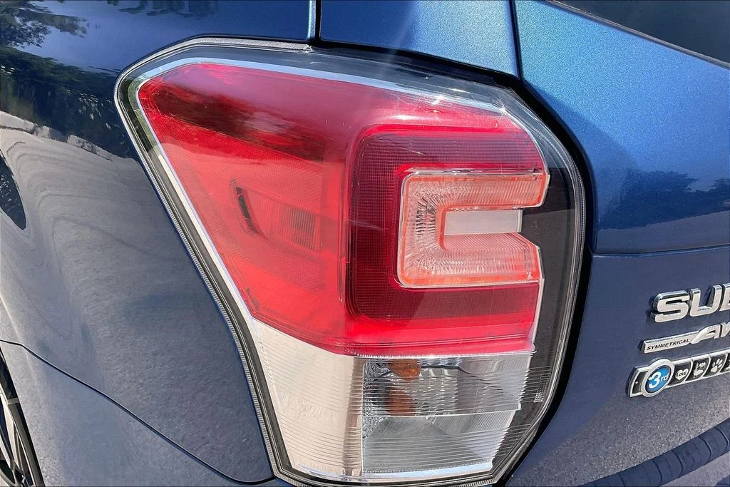 Used 2018 Blue Subaru 2.5i Premium image 29