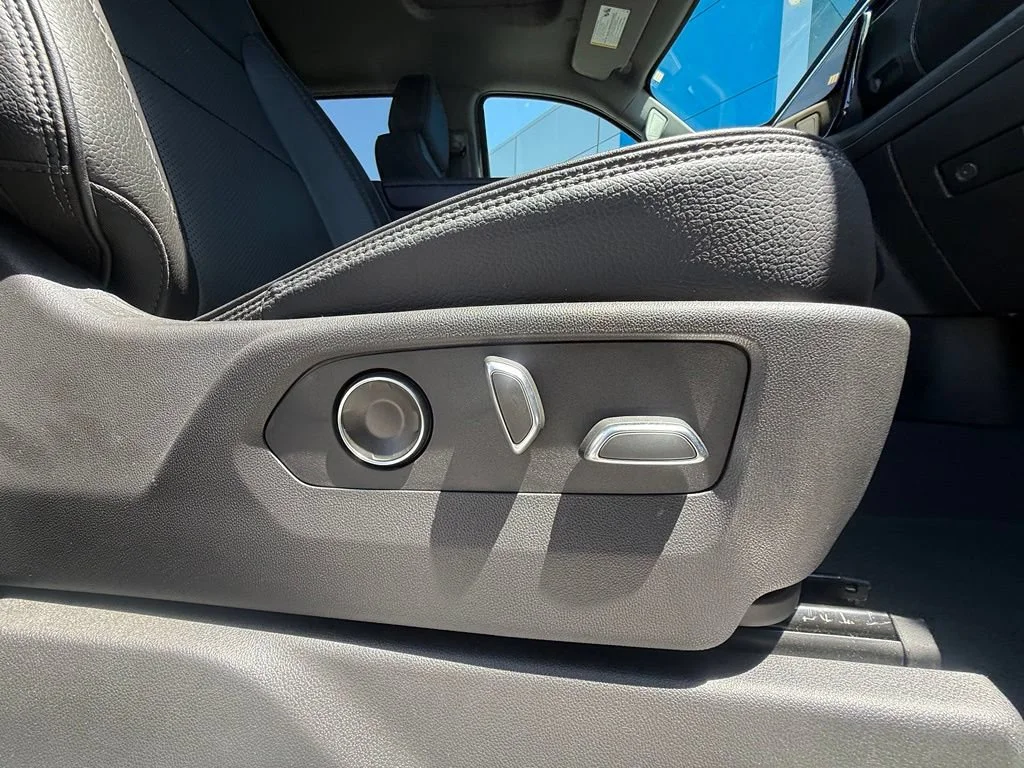 Used 2024 White Frost Tricoat GMC Denali image 15