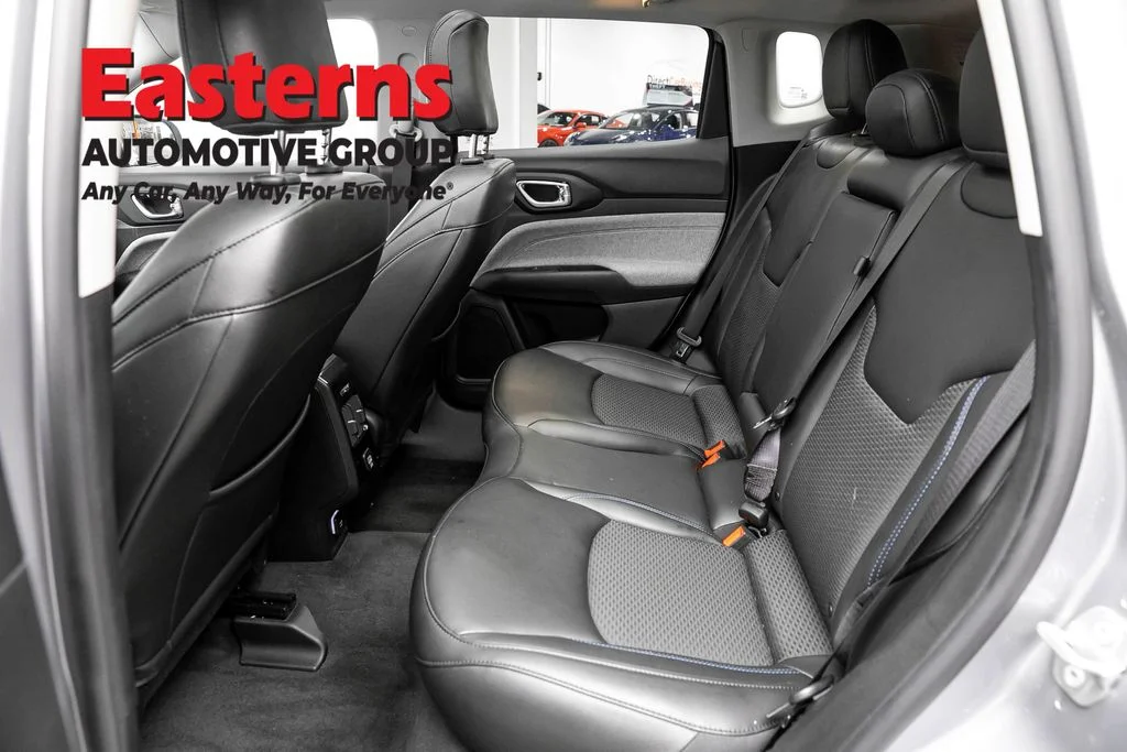 Used 2022 Silver Jeep Latitude image 22