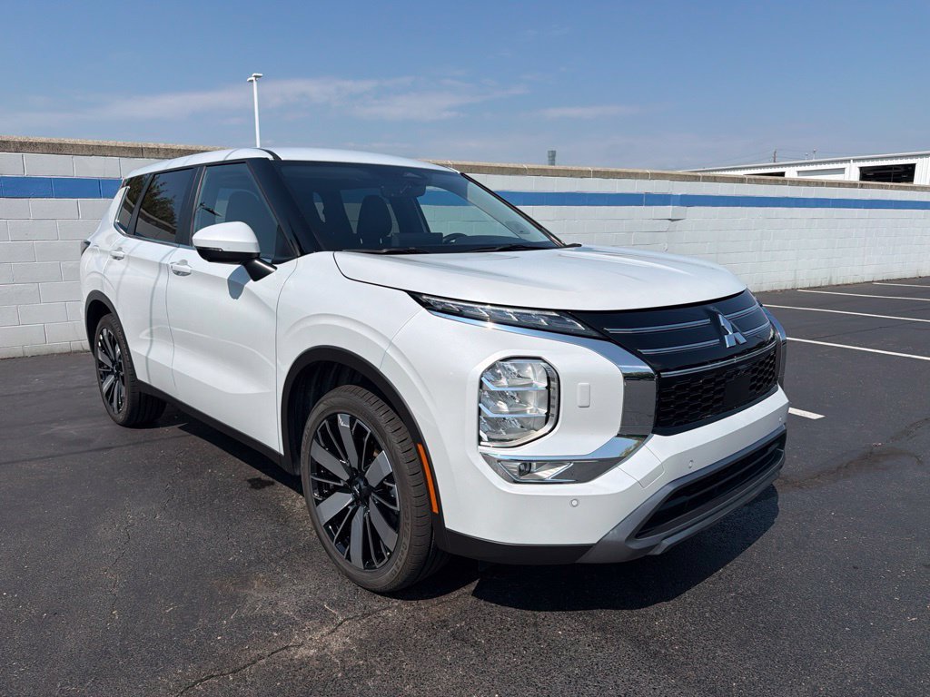 Used 2025  Mitsubishi SE image 7