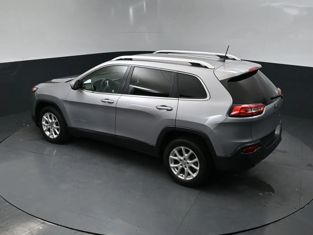 Used 2018 Silver Jeep Latitude Plus image 15