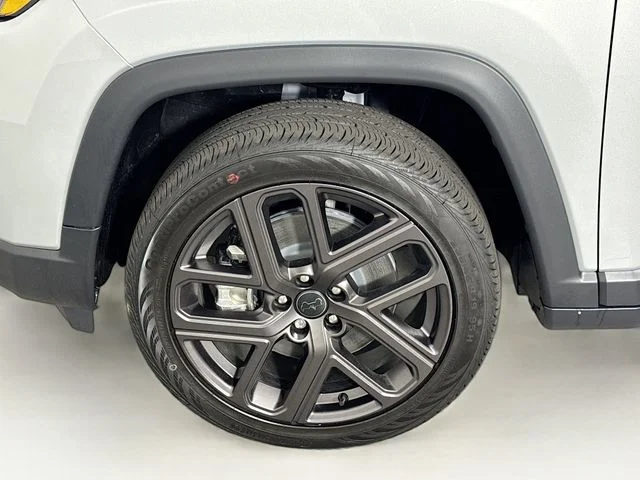 New 2026 Silver Zynith Metallic Clearcoat Jeep Latitude image 30