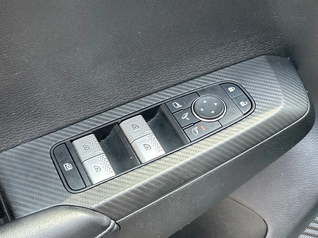 Used 2024 Silver Mitsubishi SE image 19