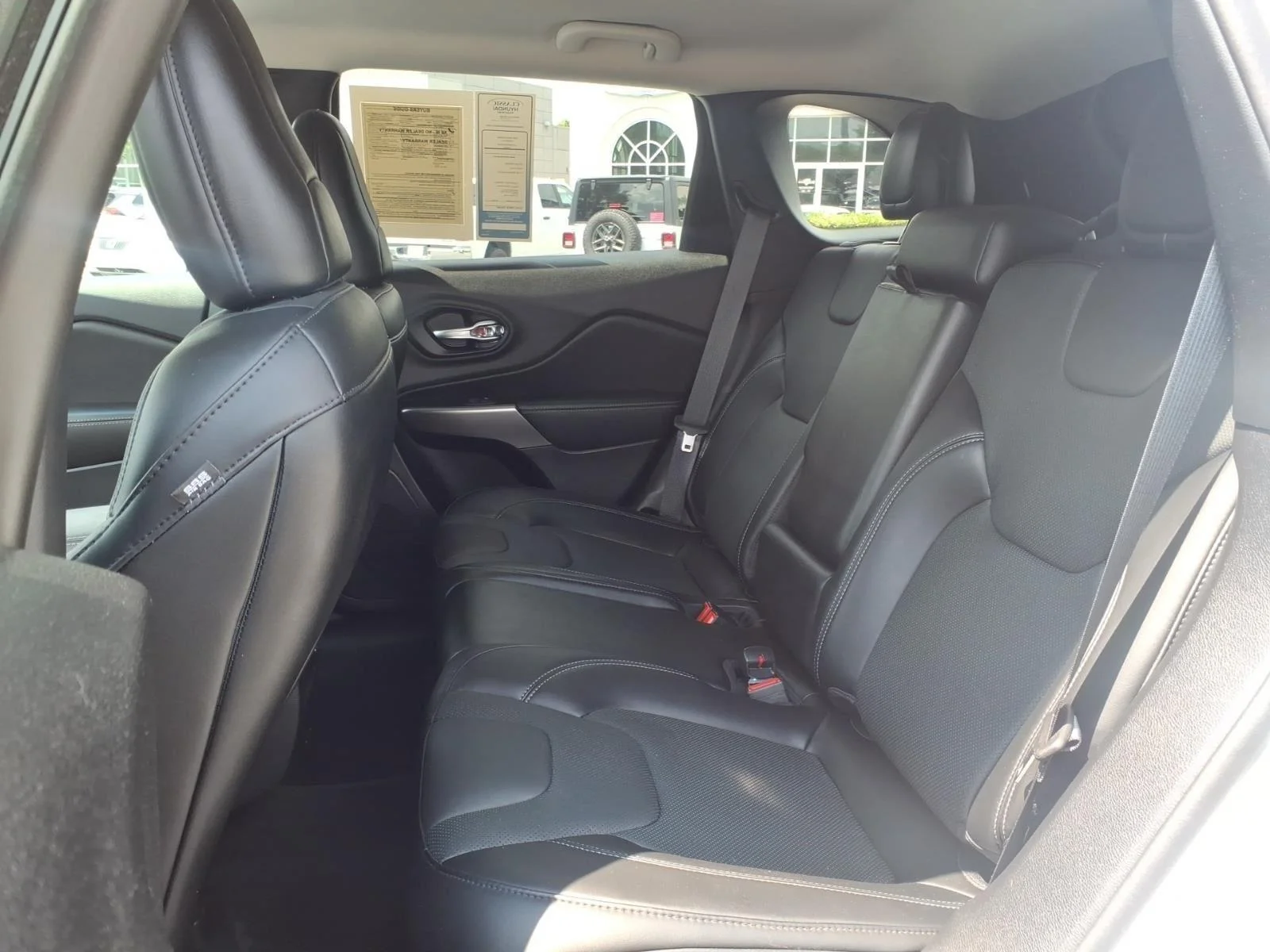 Used 2022 Bright White Clearcoat Jeep Latitude Lux image 19