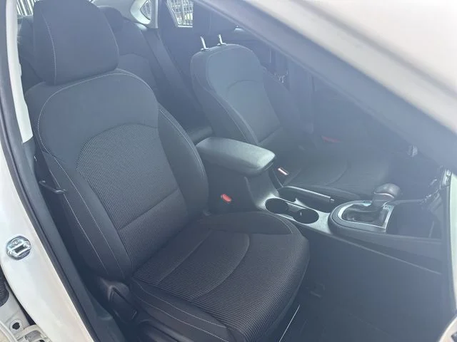 Used 2021 White Kia LXS image 26