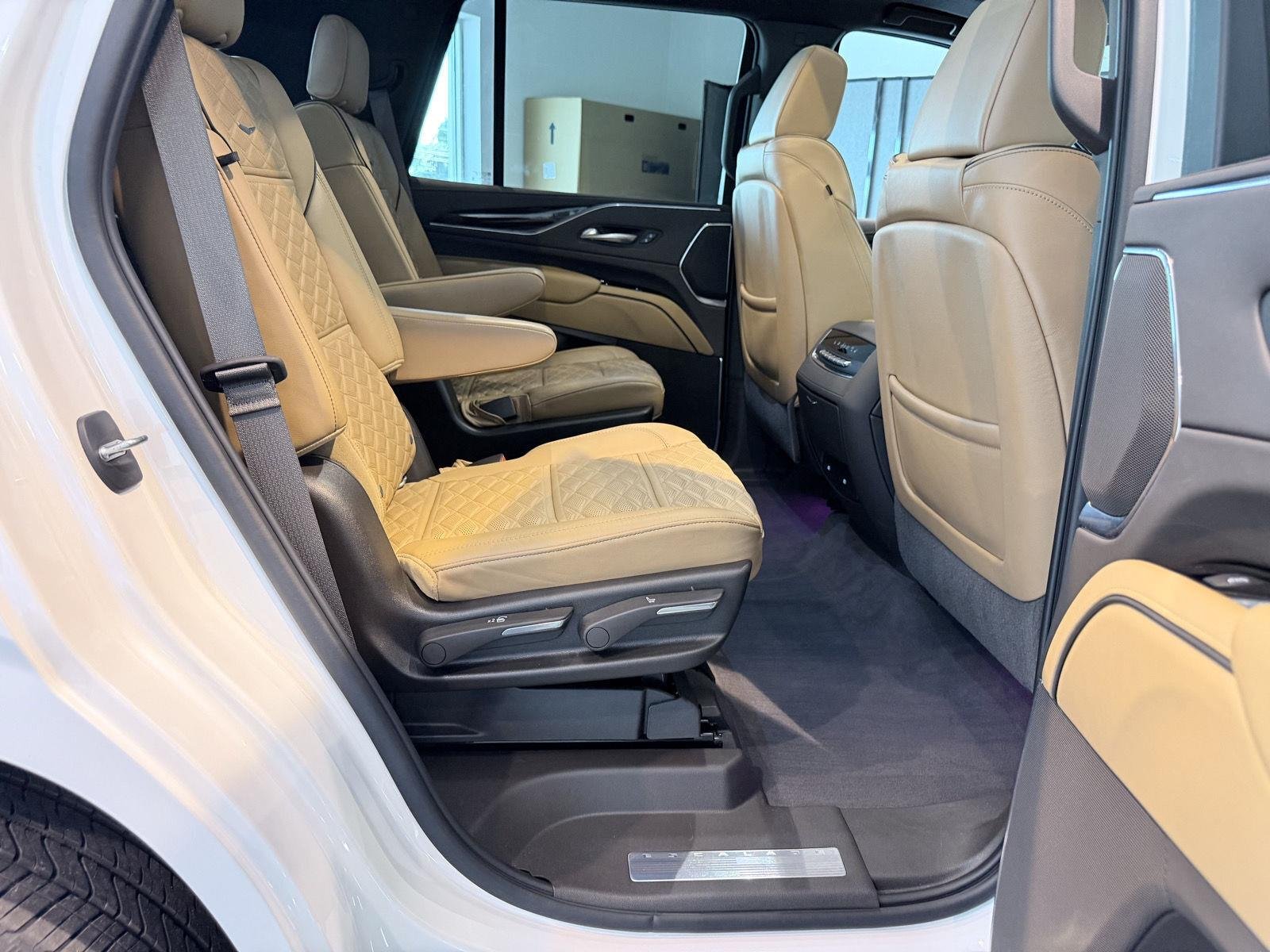 Used 2021 Crystal White Tricoat Cadillac Premium Luxury image 29