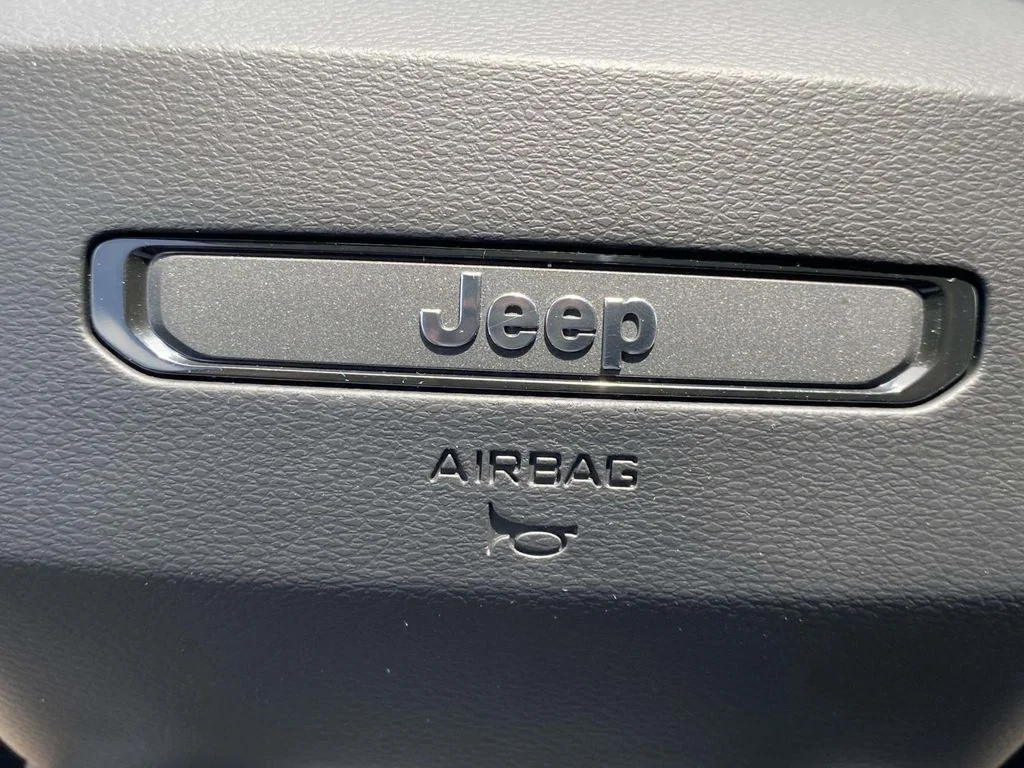 New 2026 Bright White Clear-Coat Exterior Paint Jeep Limited image 52
