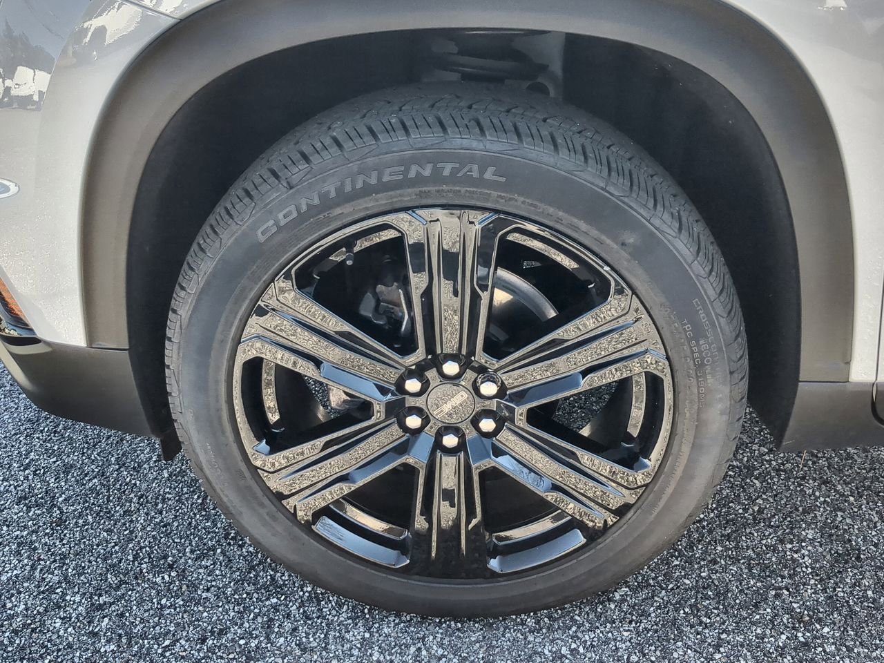 Used 2025 Summit White GMC Elevation image 33
