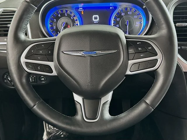 Used 2018 Silver Chrysler Limited image 14