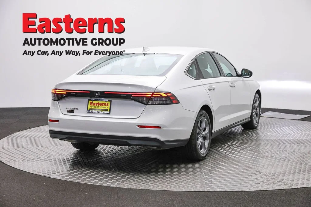 Used 2023 White Honda EX image 5