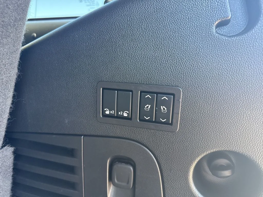 Used 2018  Cadillac Premium Luxury image 35