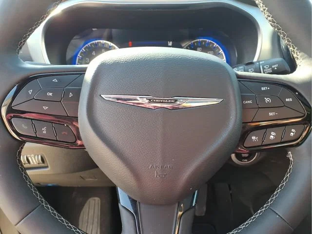 Used 2025  Chrysler Limited image 12