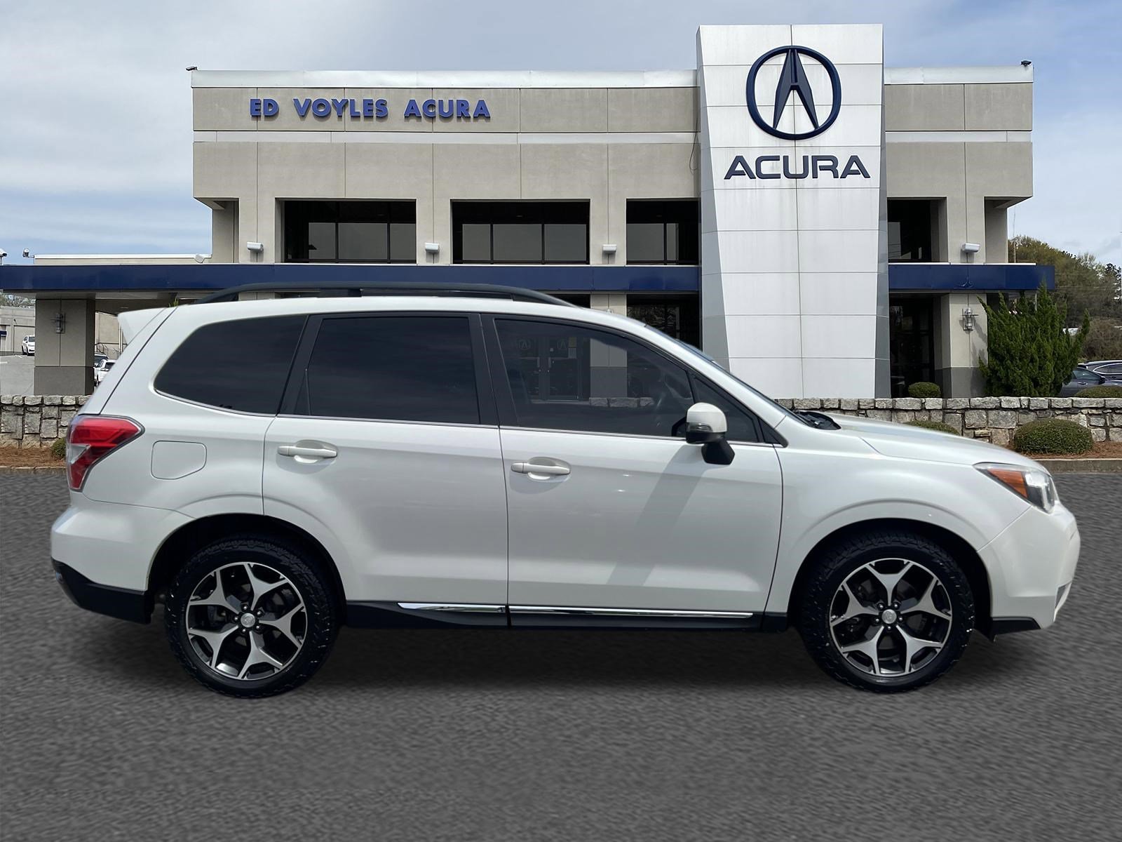 Used 2015 Satin White Pearl Subaru 2.0XT Touring image 4