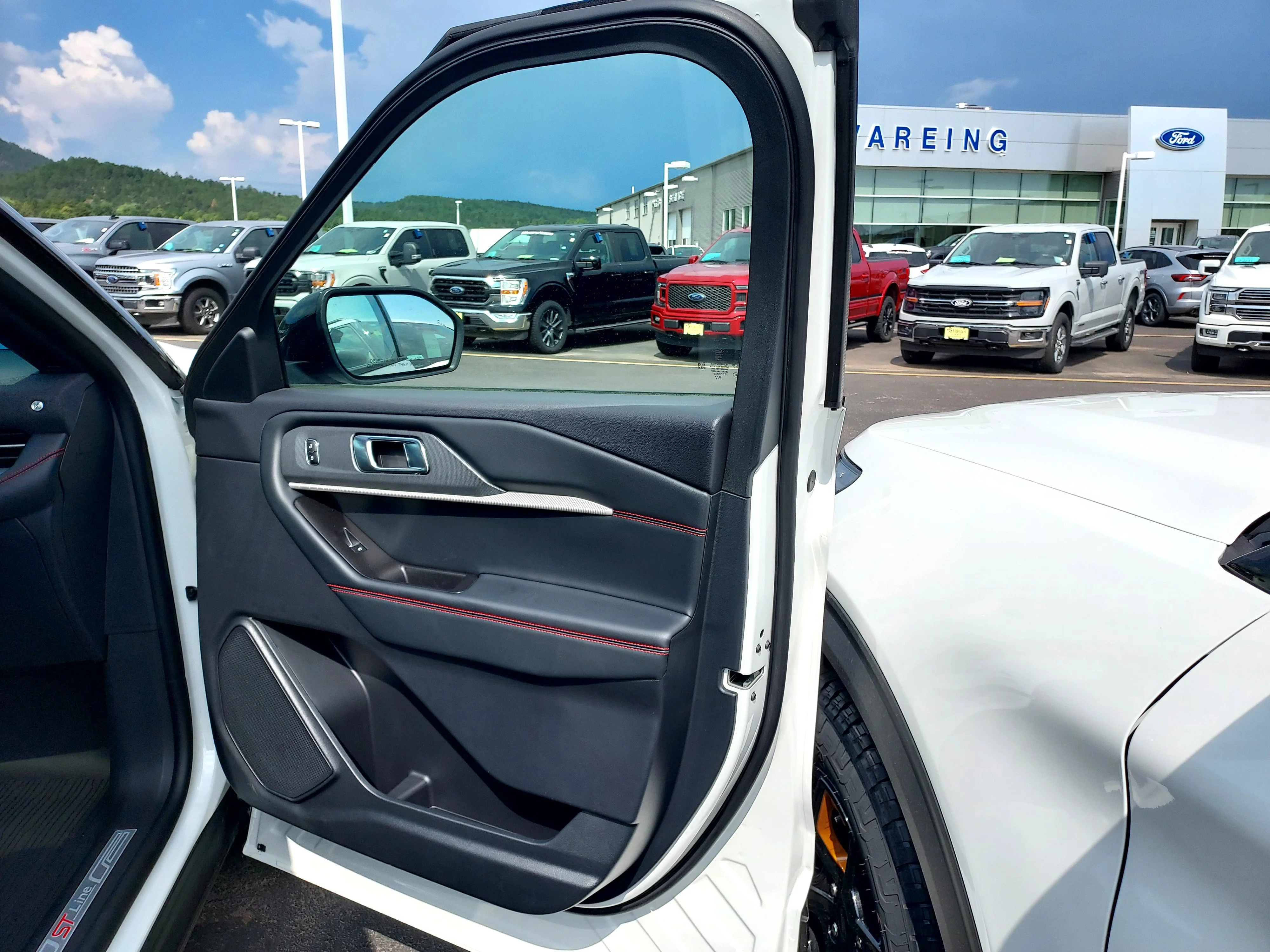 New 2026 Star White Metallic Tri-Coat Ford ST-Line image 23
