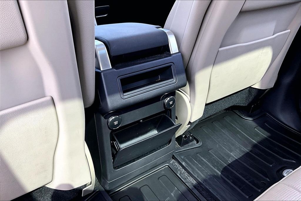 Used 2018 White Land Rover SE image 25