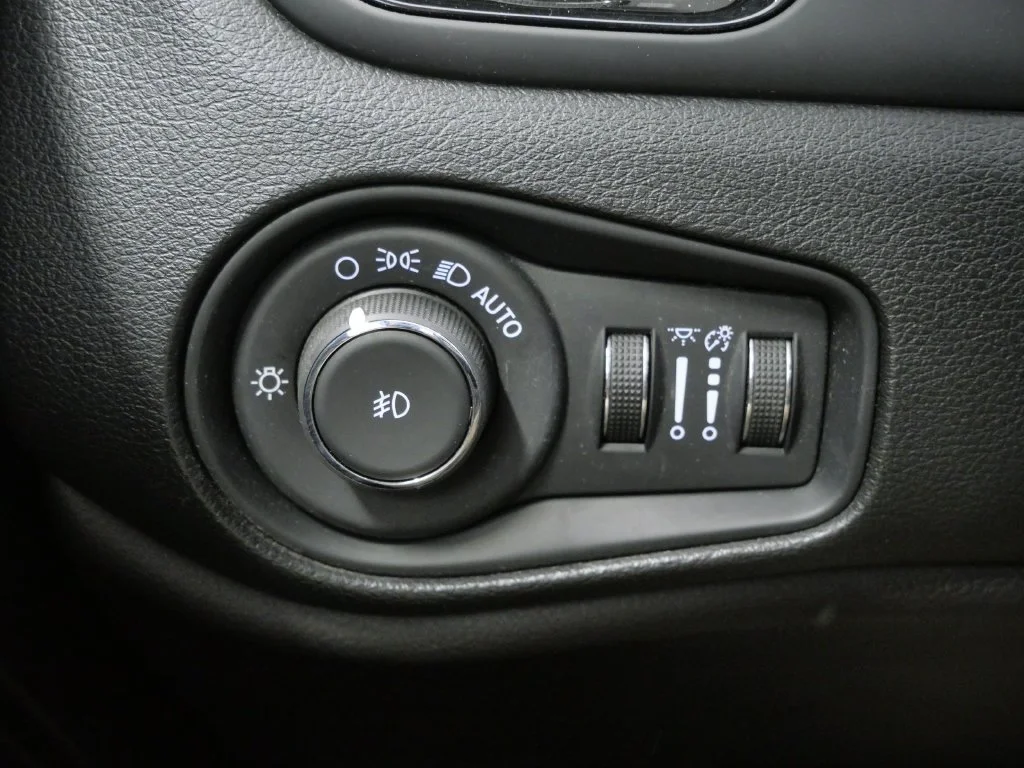 Certified Used 2019 Silver Jeep Latitude image 21