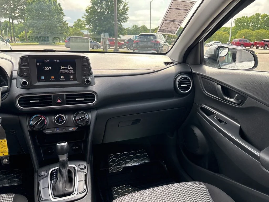 Used 2021 White Hyundai SE image 11