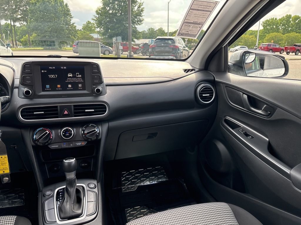 Used 2021 White Hyundai SE image 11