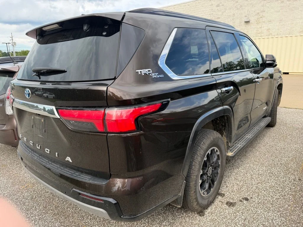 Used 2023  Toyota Limited image 5