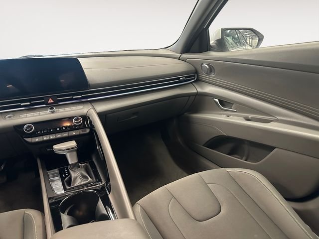Used 2025 White Hyundai SEL Convenience image 11