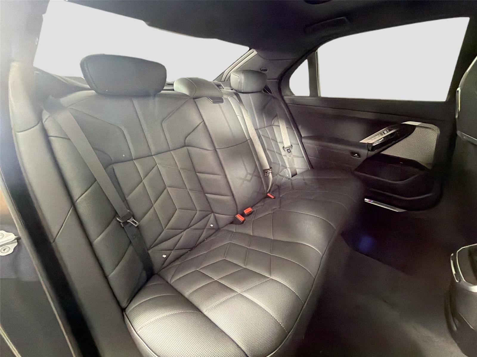 New 2026 Dravit Grey Metallic BMW 750e xDrive image 51