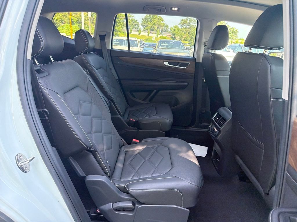 Used 2026 White/off-white Volkswagen SE w/Technology image 31