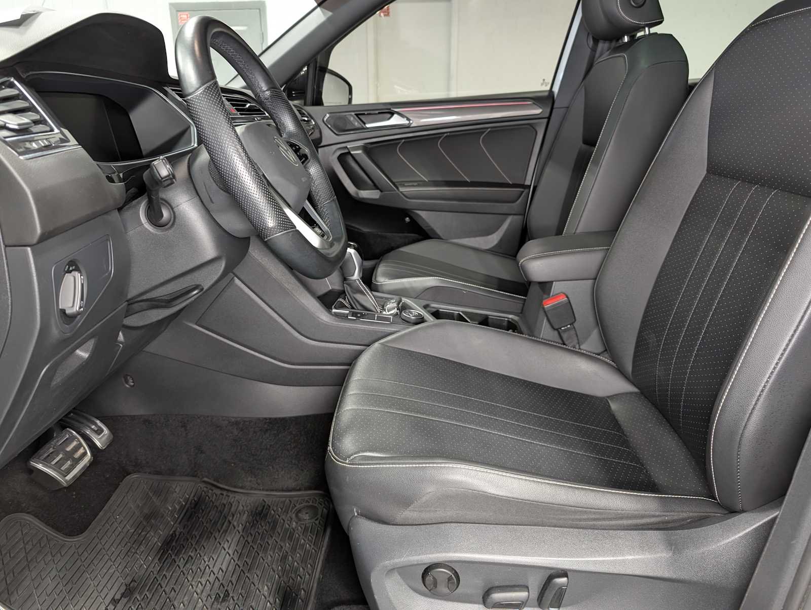 Used 2022 Oryx White Pearl Volkswagen SE R-Line Black image 4