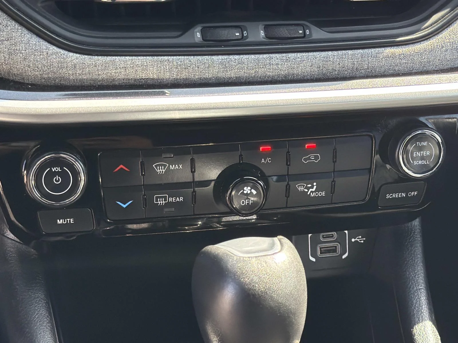 Used 2024 BALTIC GRAY MET Jeep Latitude 4x4 image 14