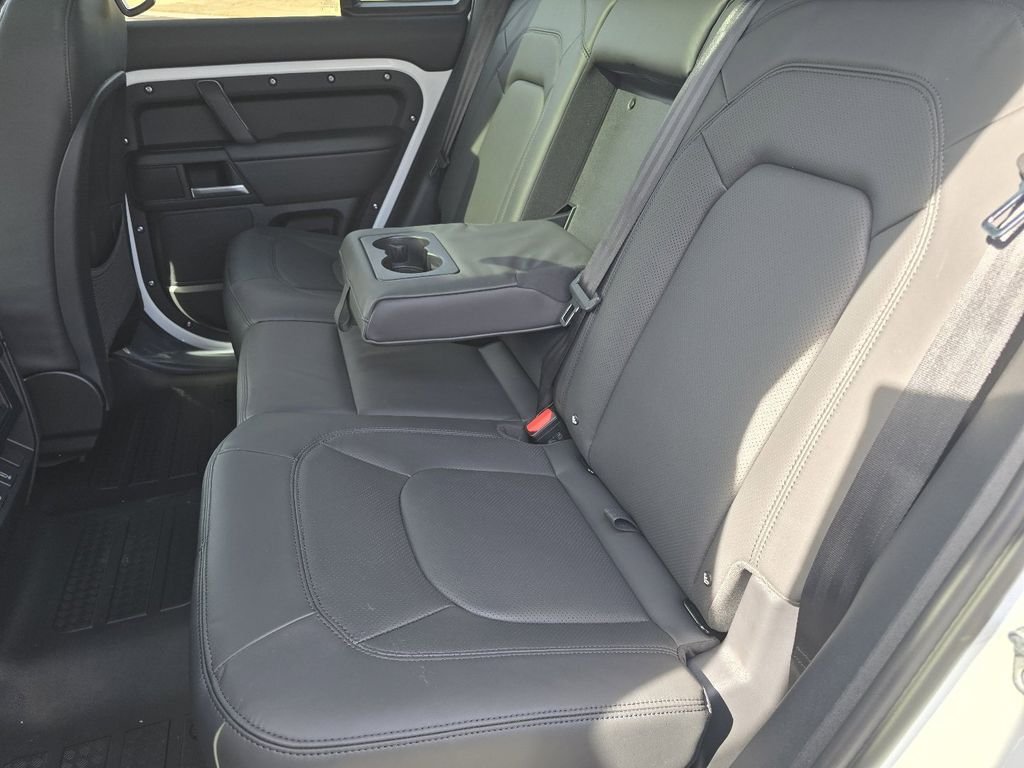 New 2026 Fuji White Land Rover X-Dynamic se image 32