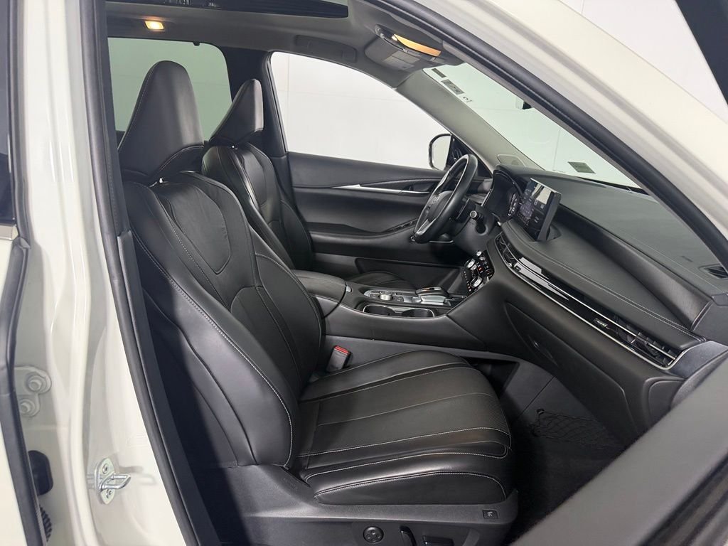 Used 2023 White INFINITI Sensory image 28