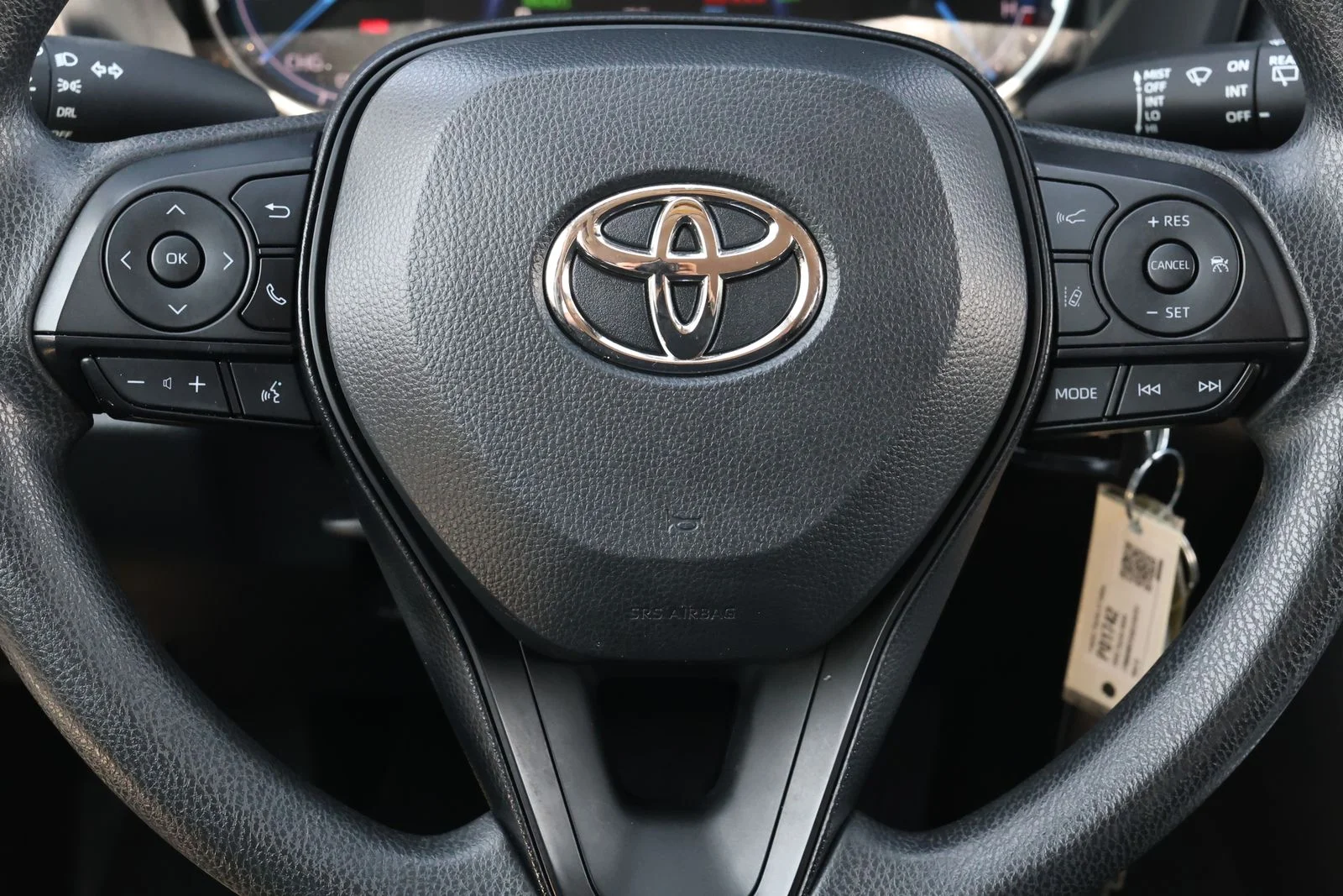Used 2025 White Toyota LE image 17