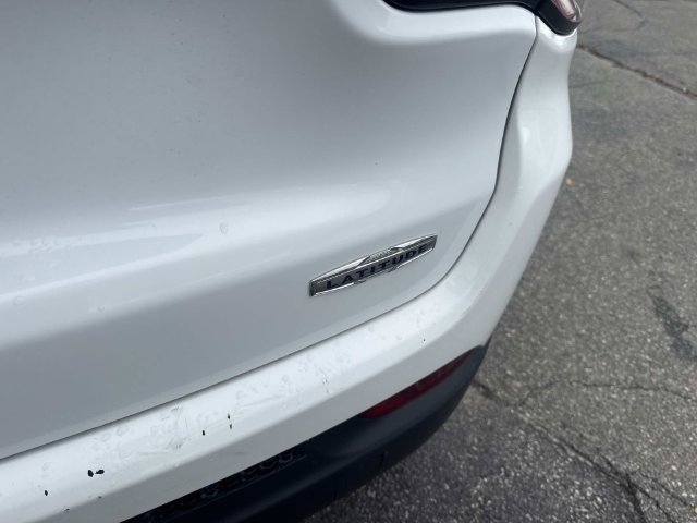 Used 2024 Bright White Clearcoat Jeep Latitude image 6
