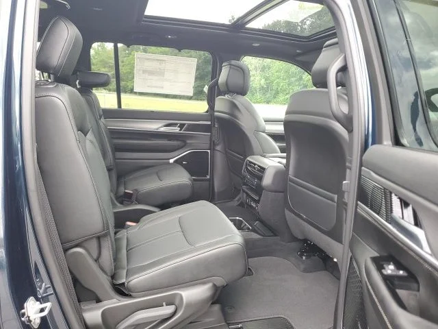 New 2026 Fathom Blue Pearl-Coat Exterior Paint (Late Availability) Jeep Limited Reserve image 23