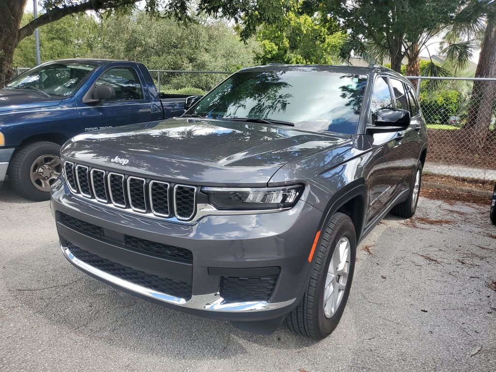 Used 2025 Gray Jeep Laredo image 3