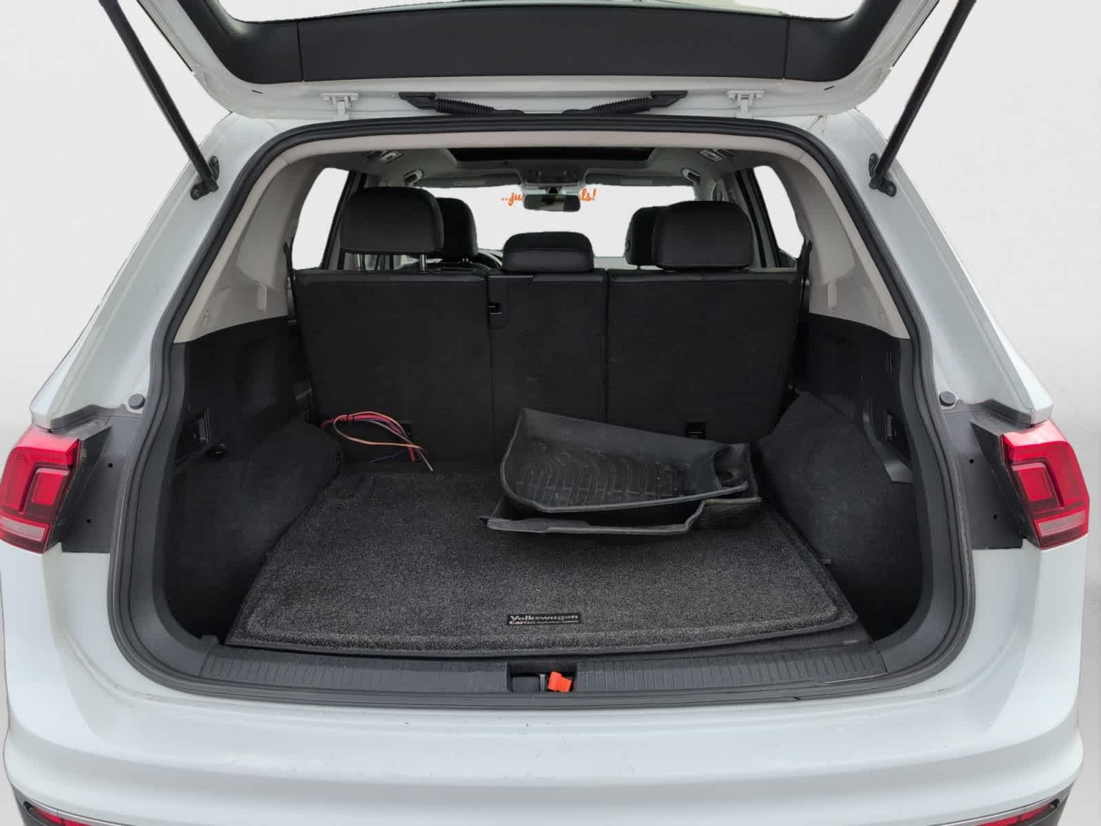 Used 2018 Pure White Volkswagen SE image 29