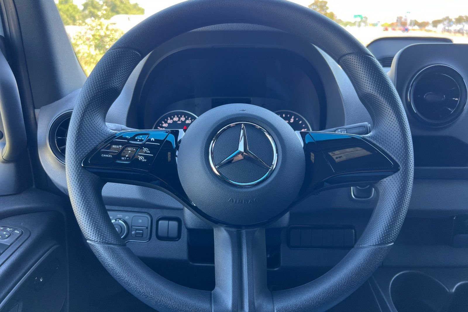 Used 2025  Mercedes-Benz Cargo 144 WB image 25