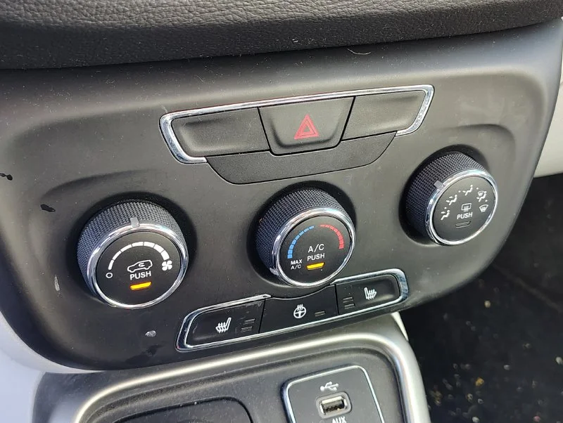 Used 2018 Red Jeep Latitude image 16