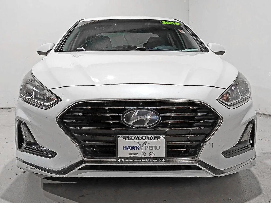 Used 2018 White Hyundai SE image 2
