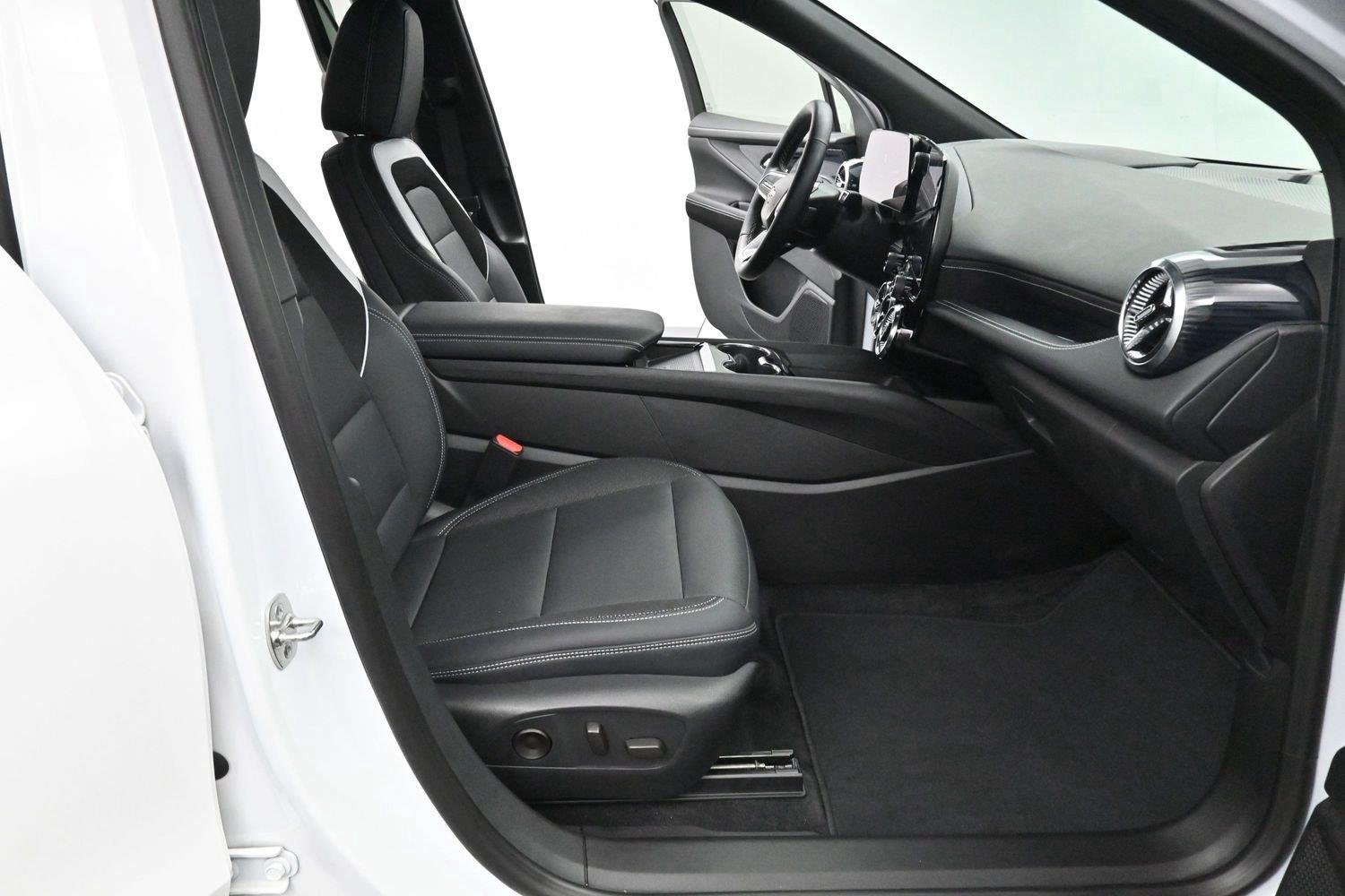 Used 2024 Summit White Chevrolet LT image 31
