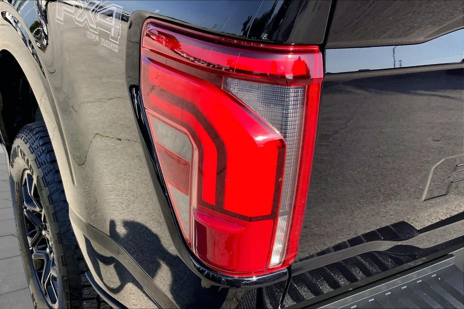 Used 2025 Agate Black Metallic Ford LARIAT image 49