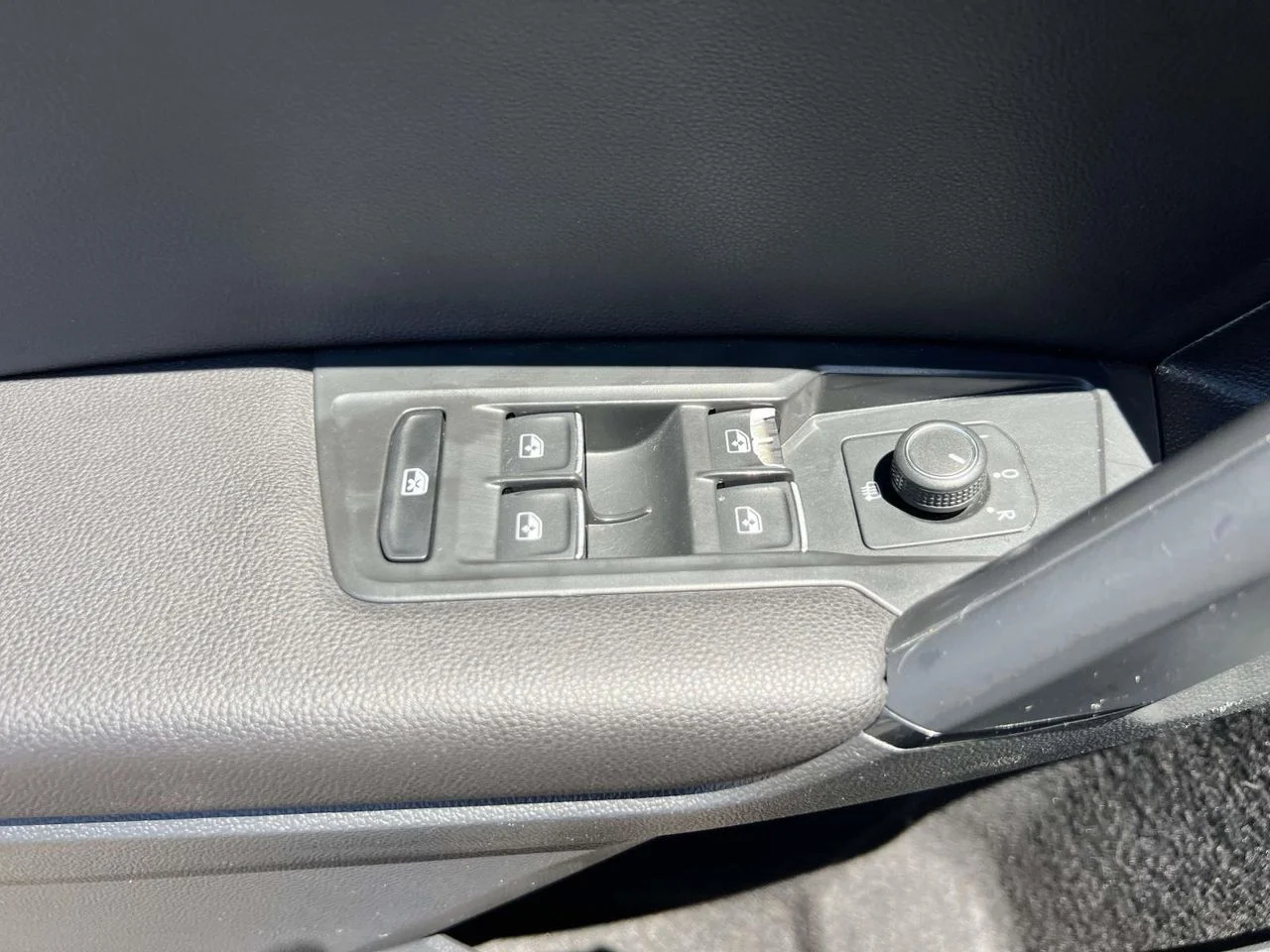 Used 2019 Platinum Gray Metallic Volkswagen 2.0T SE image 31