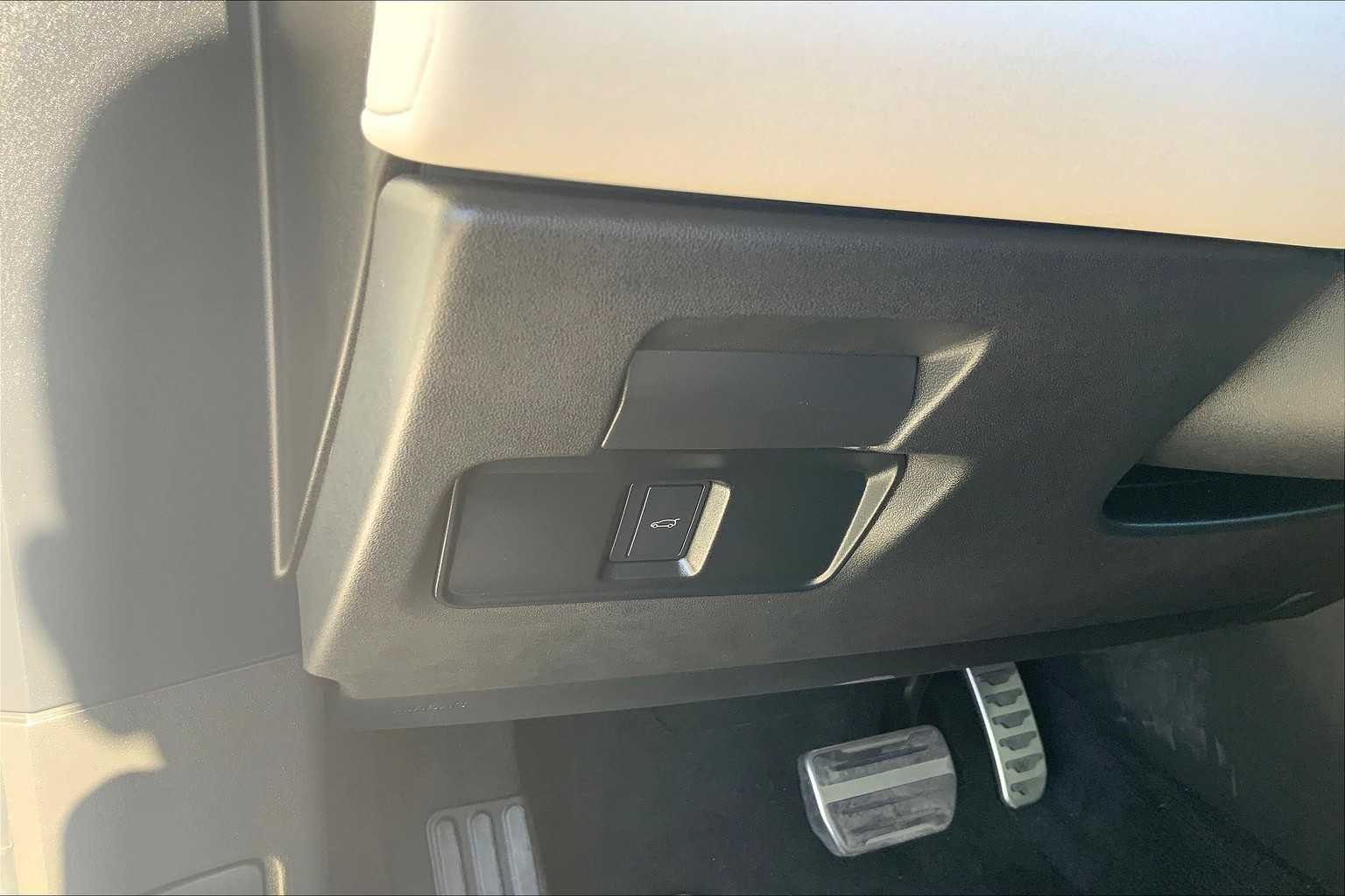 Used 2025 Fuji White Land Rover Dynamic SE image 32