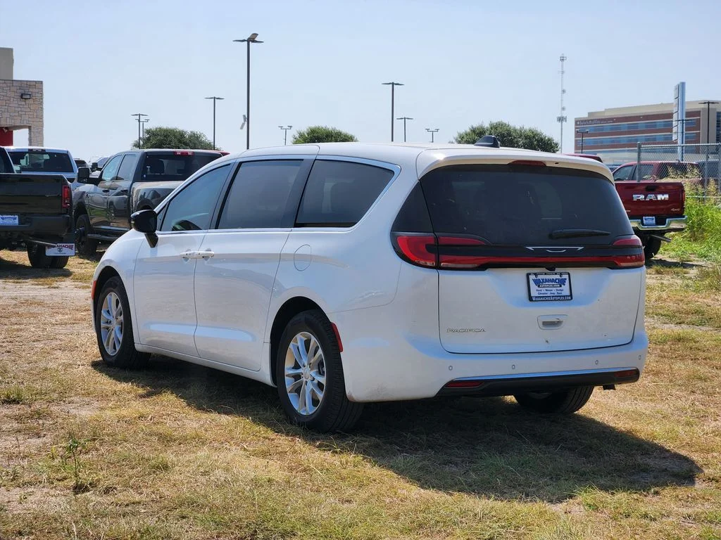 New 2027 Bright White Clear-Coat Exterior Paint Chrysler Select image 4
