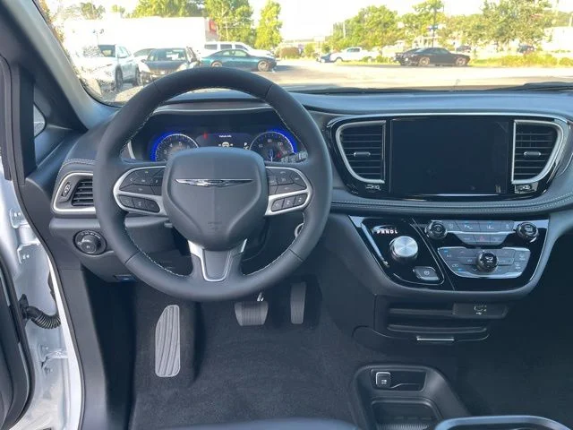 2026 Chrysler Pacifica Select - Photo 16