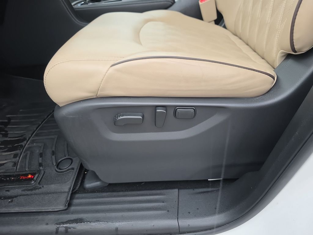 Used 2023 White Nissan Platinum image 13