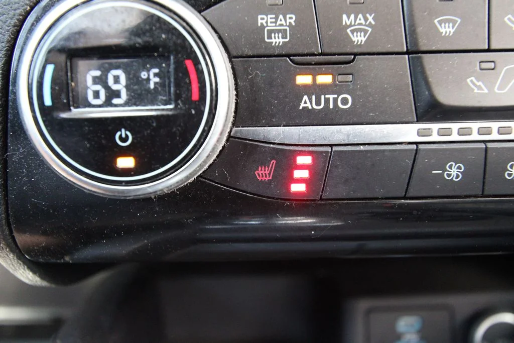 Used 2021 Red Ford SE image 12