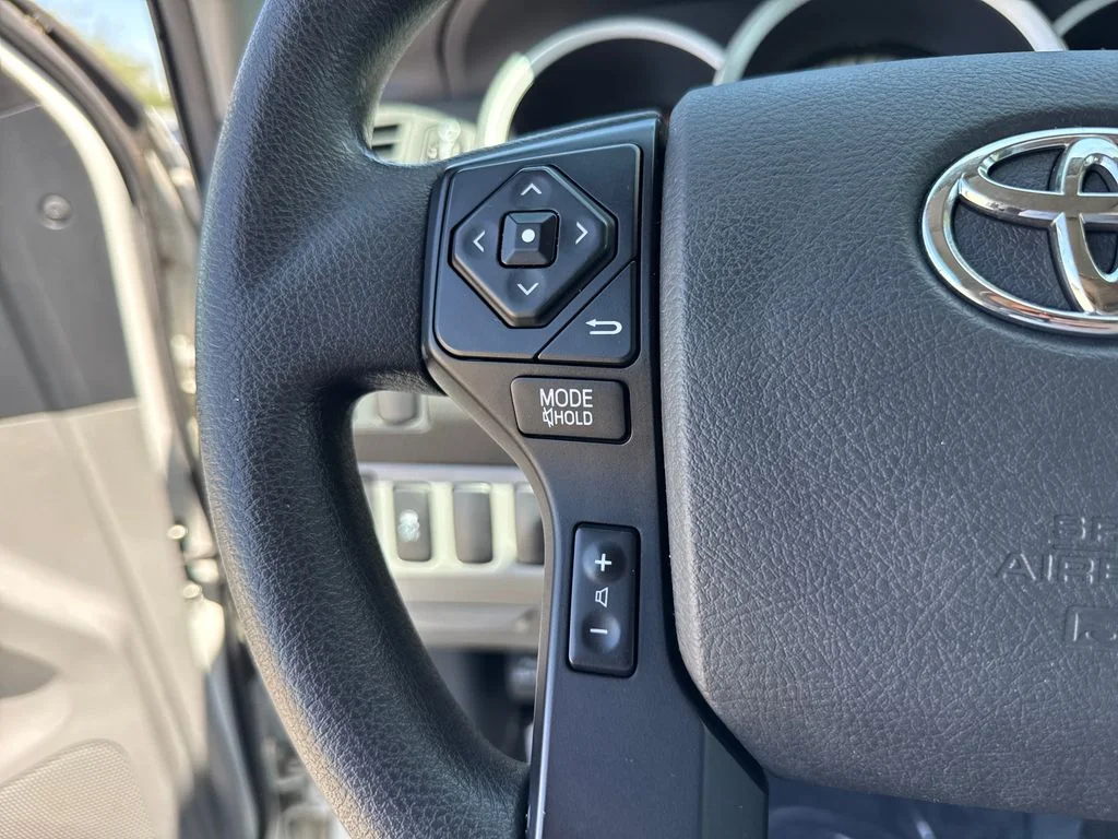 Used 2015 White Toyota Base image 12